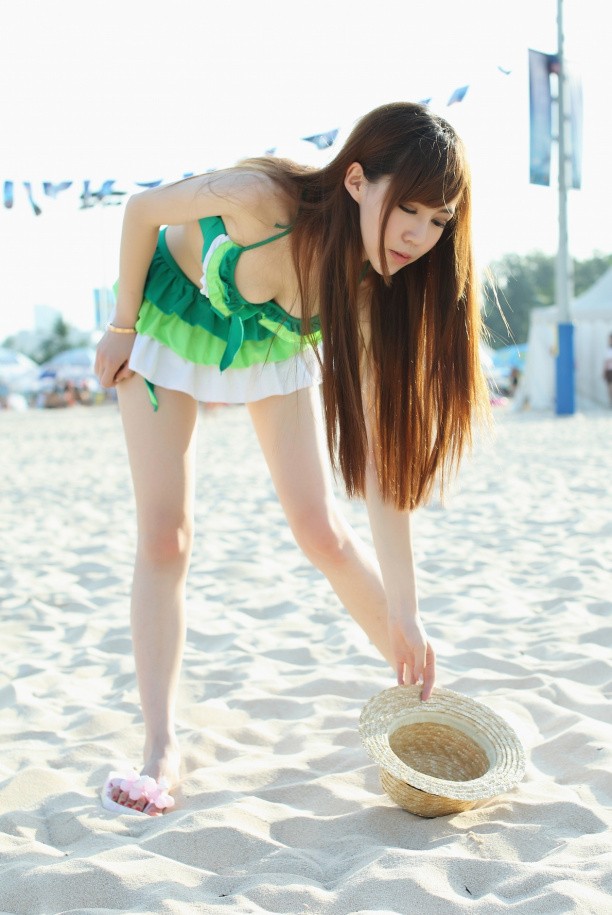 小美女侯诗辰海边比基尼迷人写真(18)