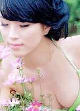 比基尼美女赏花玩水高清图