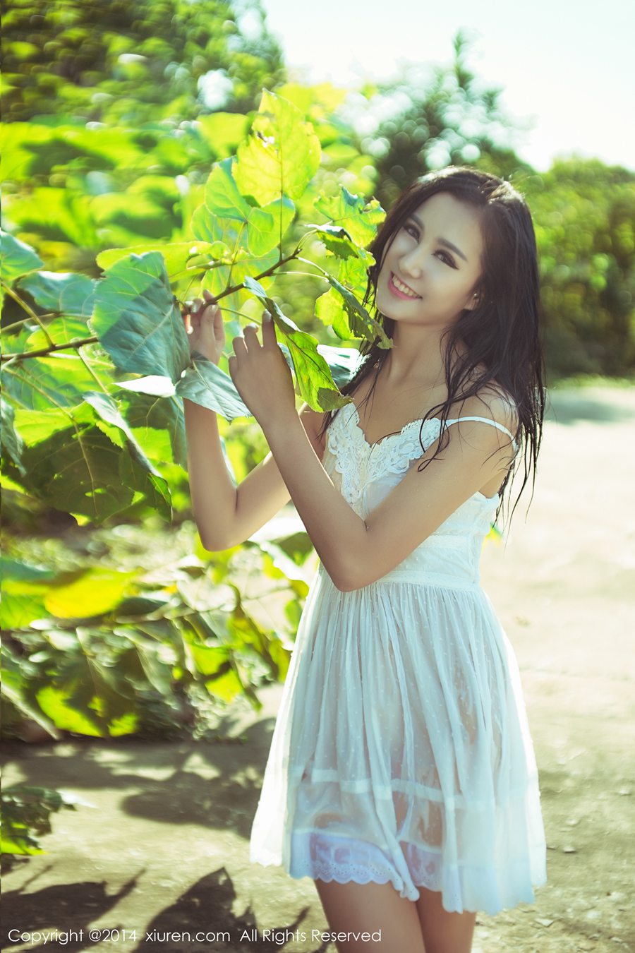 摆动白色短裙撩人的傲娇妹妹刘微拉(17)