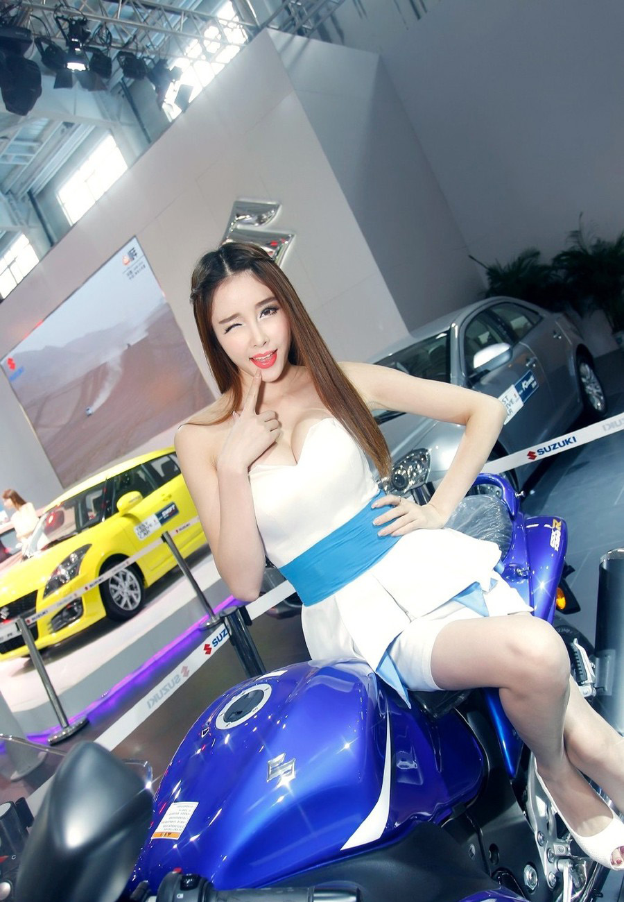 气质美胸嫩模车展电眼迷人(3)