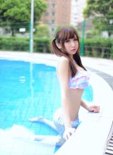 泳池边可爱清纯的比基尼小萝莉高清写真