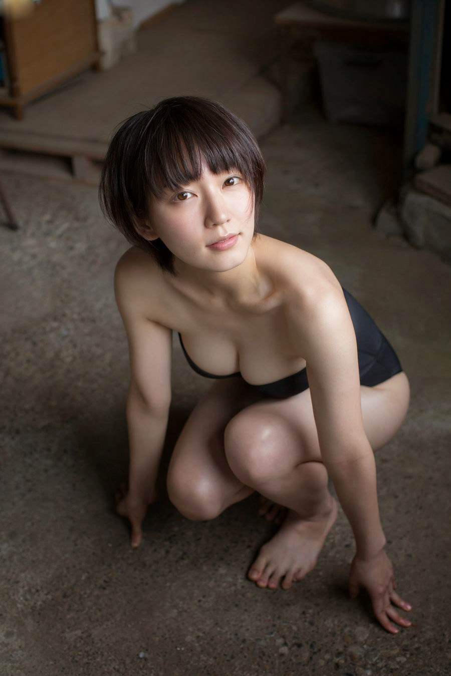 日本少女紧身超低胸上衣爆乳写真