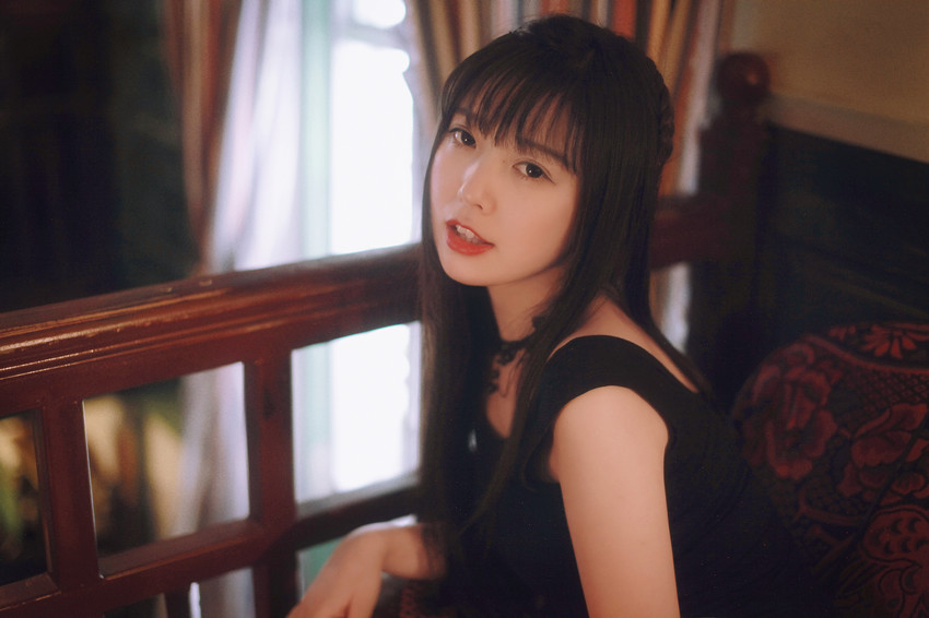 沙发上忧伤的古典气质清纯美女艺术照(15)