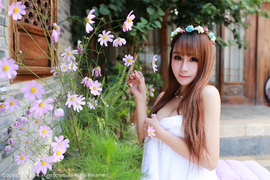 户外粉嫩翘臀的丁字裤美女纯儿Annie(25)
