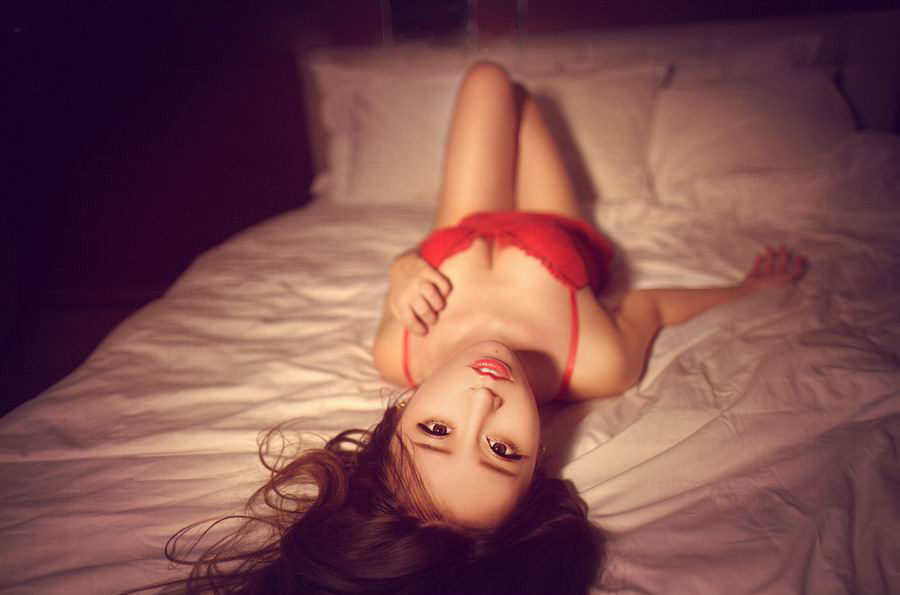 红色妖艳内衣展示丰满美模朵比的性感身材写真(7)