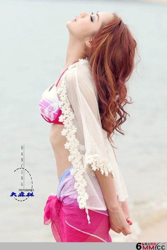 海边比基尼的妩媚
