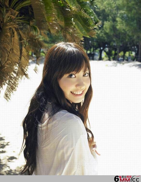 热情美少女享受树荫下宁静(20)