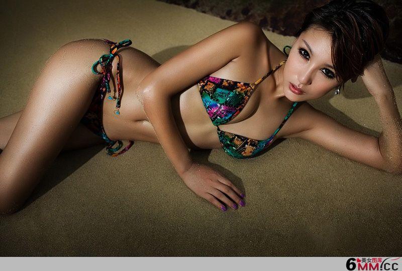 比基尼沙滩妩媚美女(5)