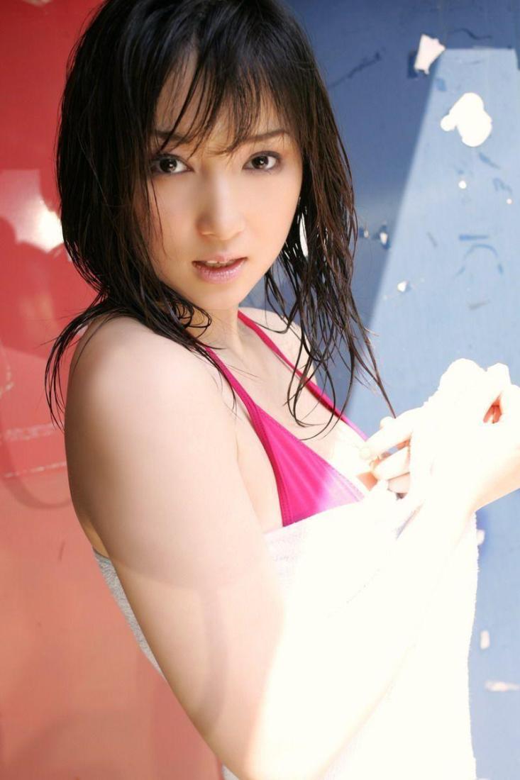 性感美女浴室内展示喷血好身材