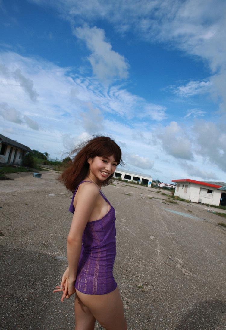 紫色美女在空地大秀身材(3)