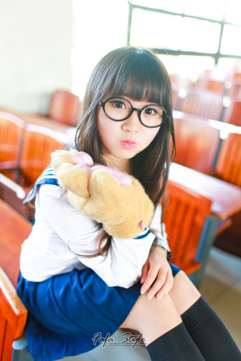 校园小清新美眉学生制服室外写真(10)