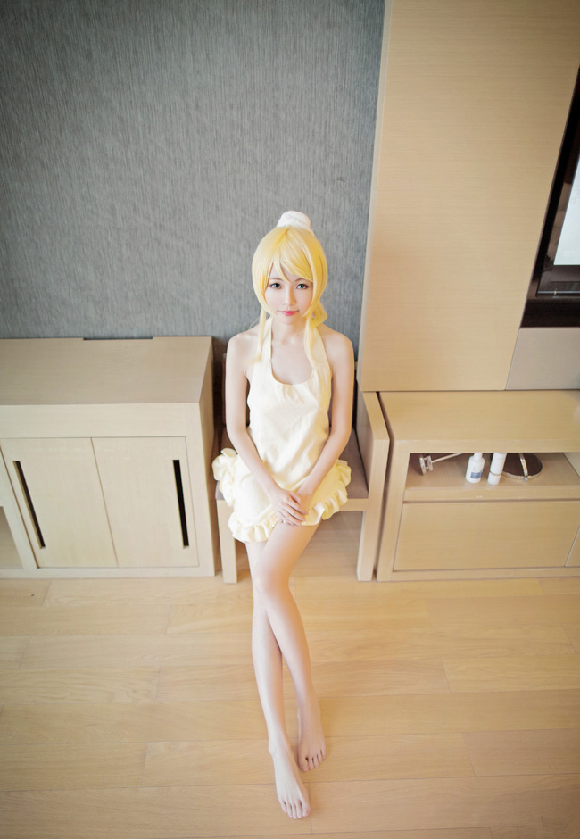 邻家小美女私房cos露雪白乳房(11)