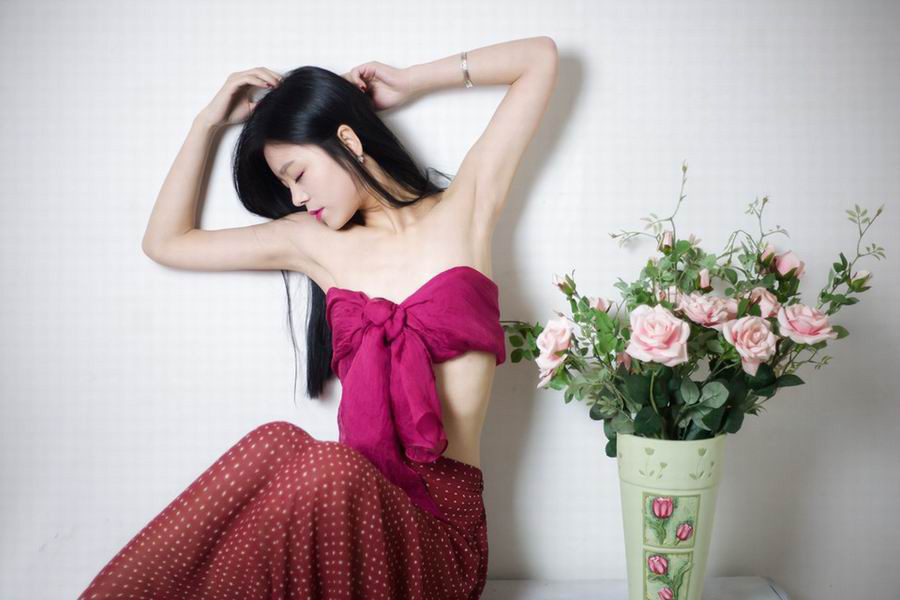 捧着玫瑰花的红唇裹胸美女迷人私房(5)