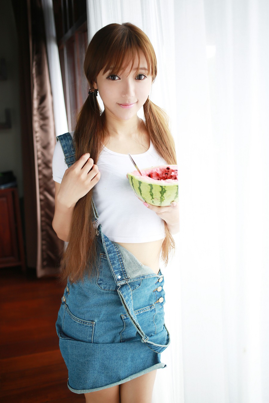 吃着西瓜的双马尾小妹王馨瑶