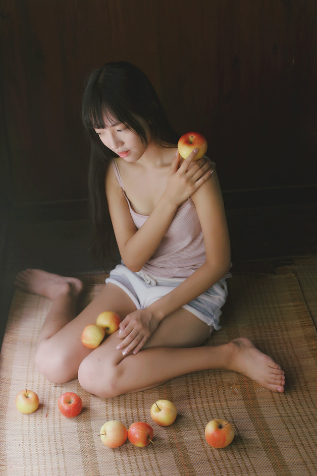 日本清纯小美女小吊带忧郁神情(2)