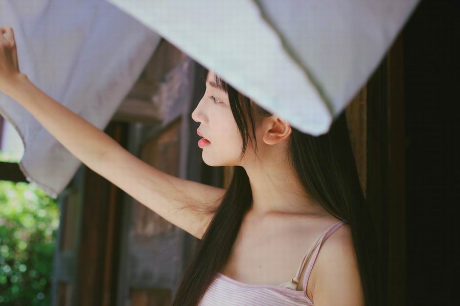 日本清纯小美女小吊带忧郁神情(3)