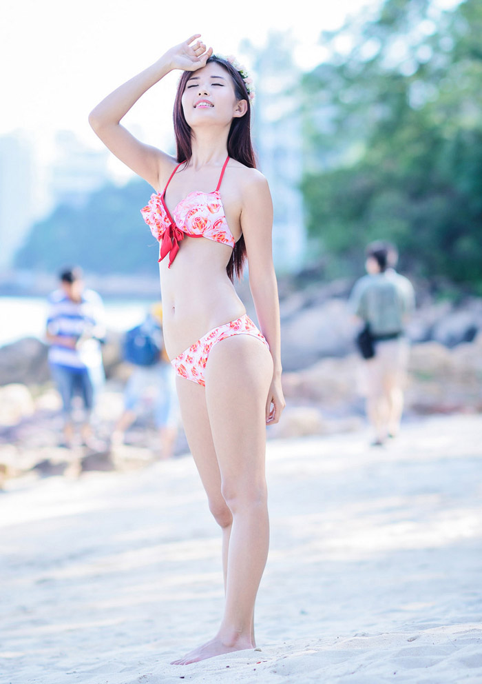 比基尼美女沙滩玩泥沙很养眼(5)