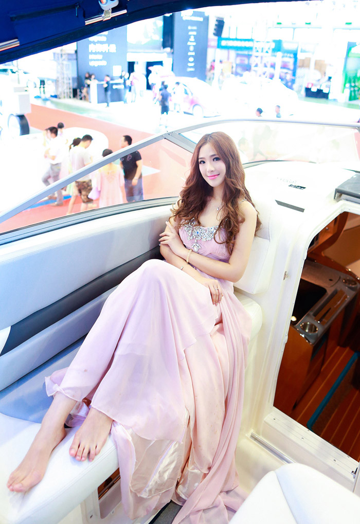 坐在邮轮上的超级美女甜美清纯 无法形容的美丽