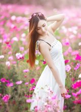 深藏在美丽花朵中的小美女普罗旺斯