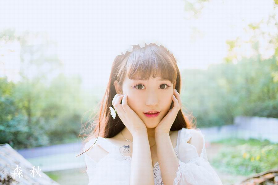 清纯美女户外绿色唯美动人高清图片(2)