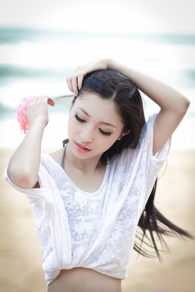 美女沙滩迷人性感比基尼诱惑(6)