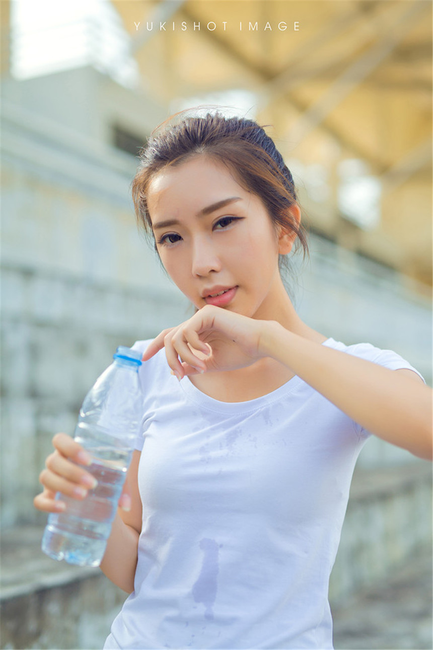 阳光美女丰满美腿迷人写真(20)