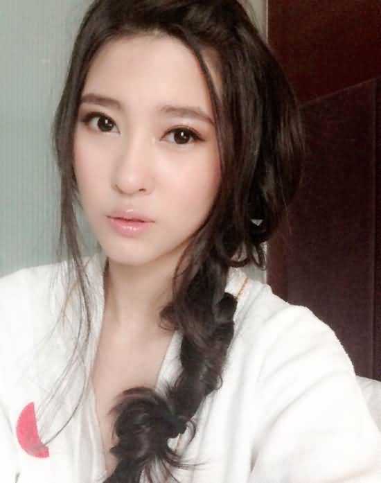 90后丰满女神钟鹿性感迷人自拍照(17)