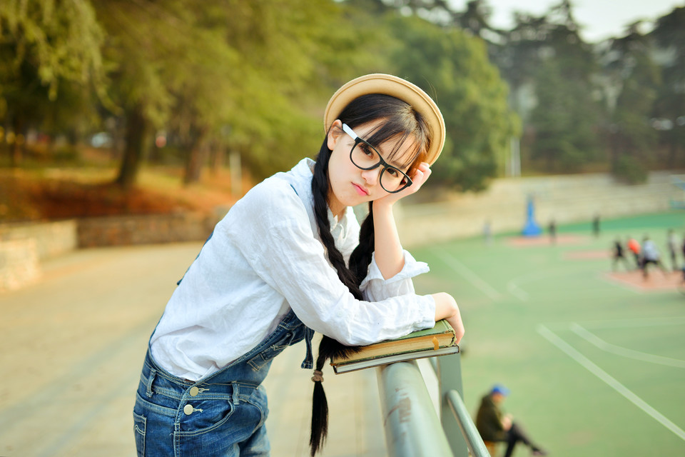 迷人少女黄灿灿清纯校园风写真(5)