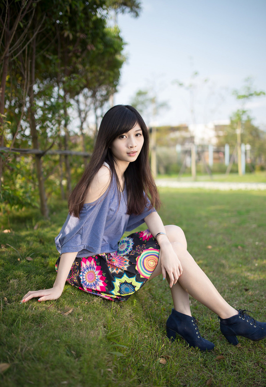 90后美女清纯迷人户外写真(18)