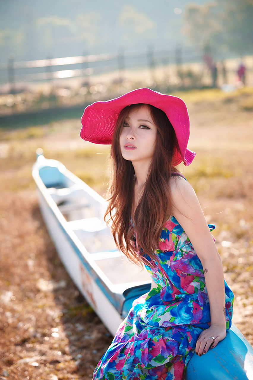 气质美女外拍甜美迷人写真(10)