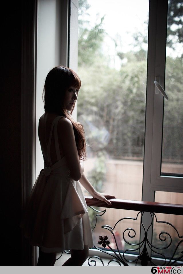 阁楼清新迷人气息美女(8)