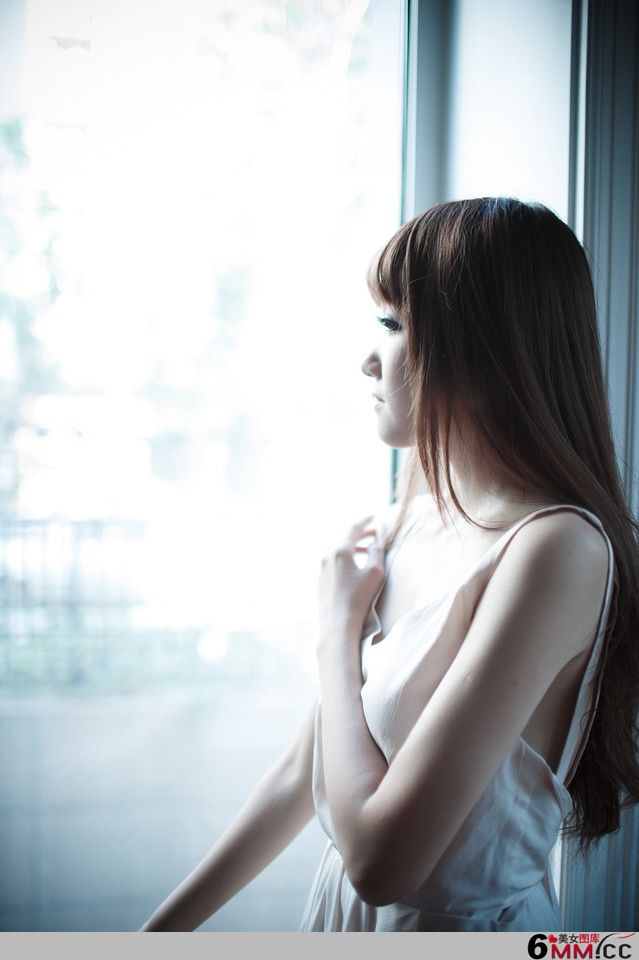 阁楼清新迷人气息美女(9)