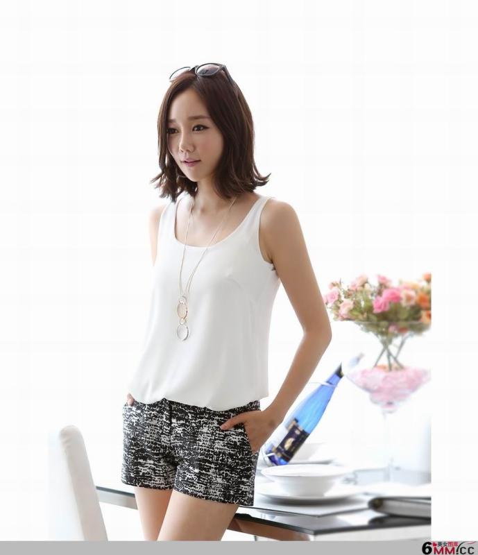美女白领夏日办公楼内秀美腿