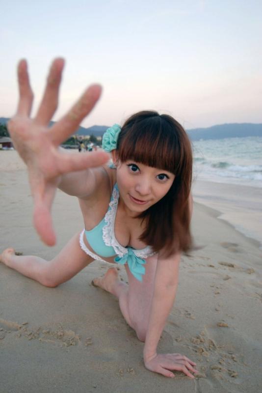 海滩的卡哇伊比基尼少女