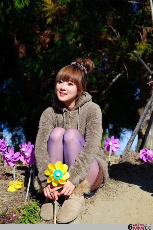 可爱美女梦幻紫丝的美感写真(4)