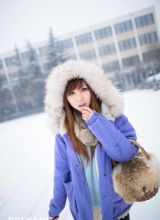 清纯美女在雪地里的拍摄