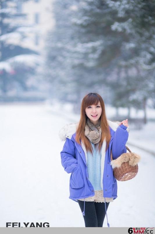 清纯美女在雪地里的拍摄(2)