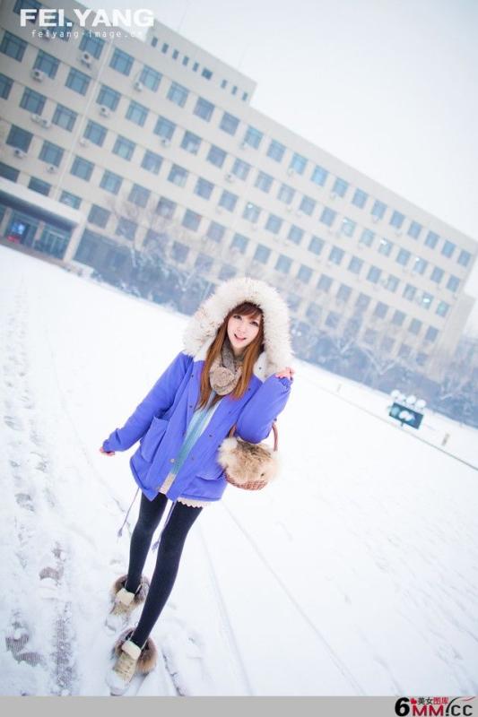 清纯美女在雪地里的拍摄(3)