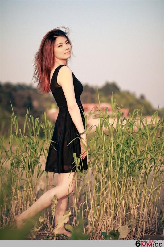 清新迷人气息美女郊外的诱惑写照