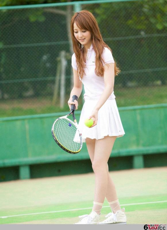 白嫩美女泳池边穿着清凉(19)