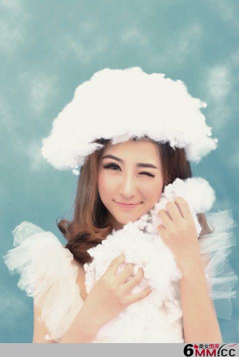 清纯雪白的美女公主摄影照