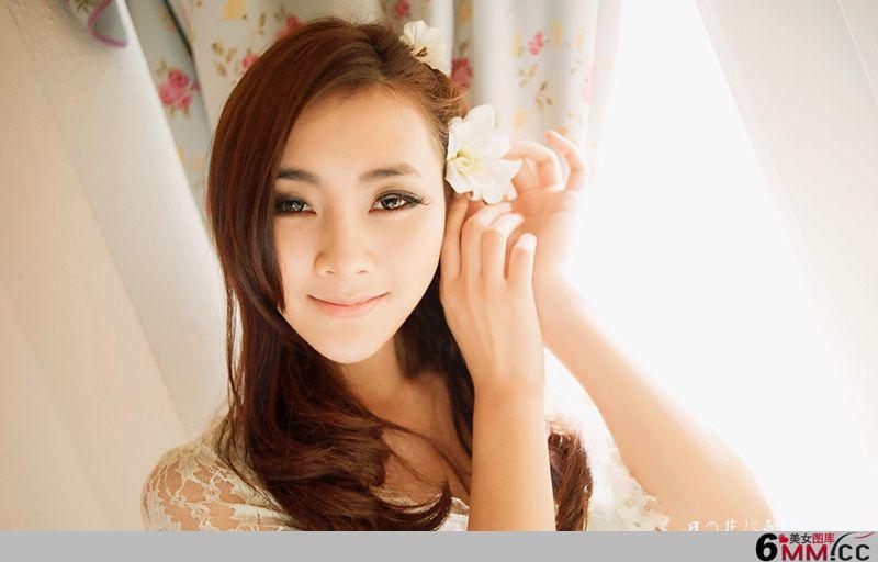 清纯靓丽的大眼美女蕾丝私房照(3)