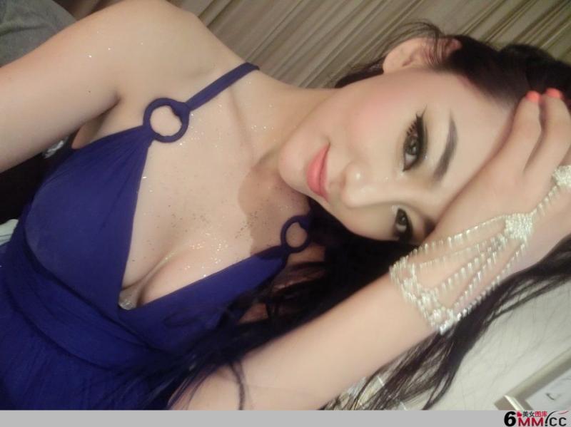 妩媚美女模特金美辛低胸诱人照(10)