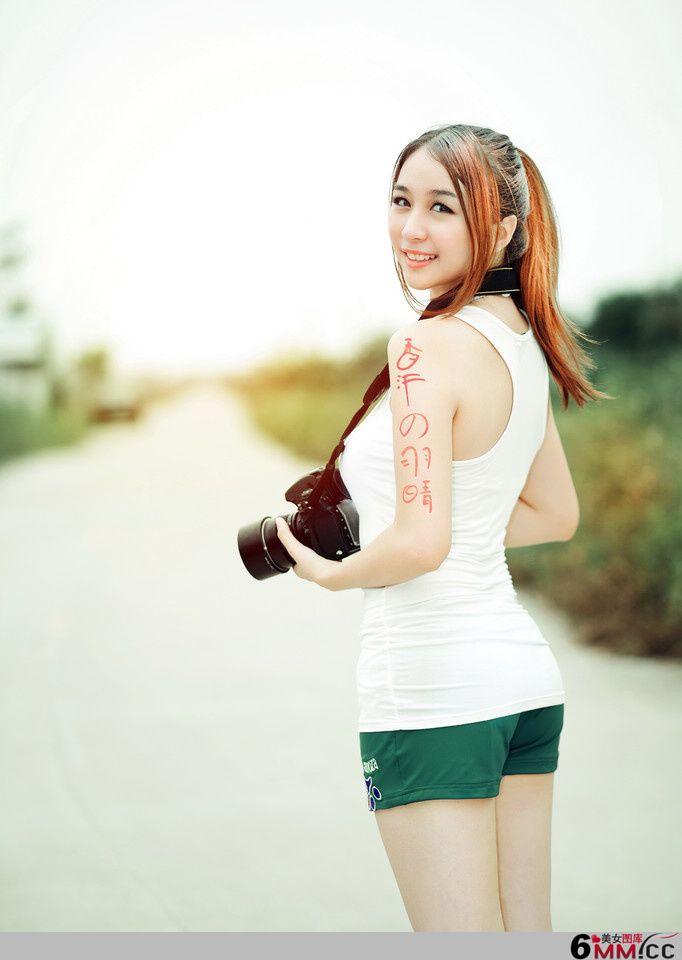 身材很翘的清纯美女