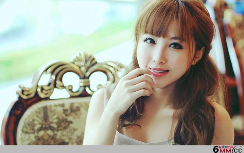肥嘟嘟的小萝莉甜美私房照(6)