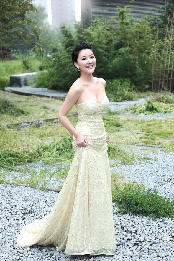 气质明星美女刘子璇户外长裙拍摄(7)