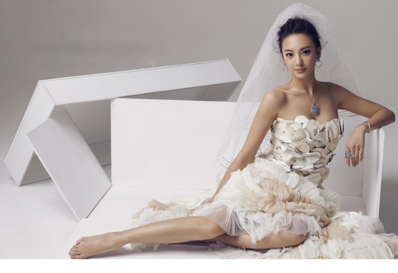 性感女明星张雨绮美丽动人的婚纱照