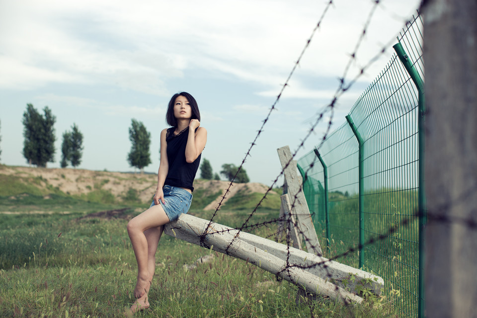 性感美女白嫩酥胸狂野写真(6)