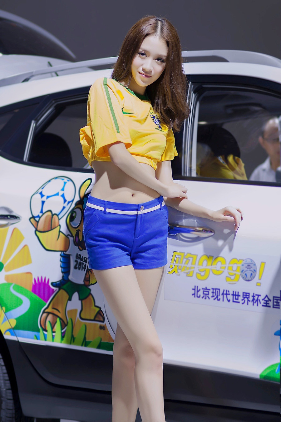 车模抹胸性感美腿迷人写真(6)
