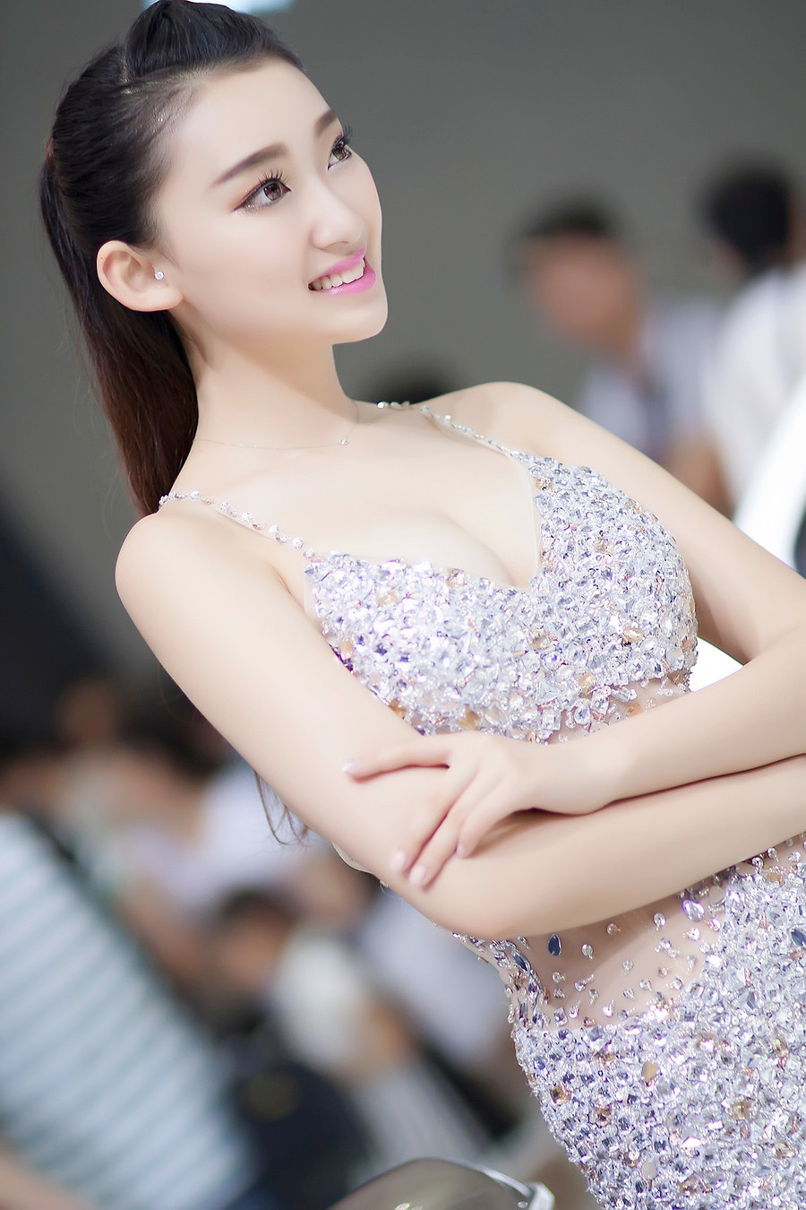 车模抹胸性感美腿迷人写真(7)